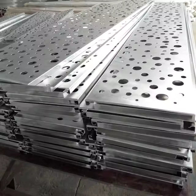 Yüksek ses yalıtımı yüksek korozyon direnci ile alüminyum kompozit panel 2440mm Uzunluk
