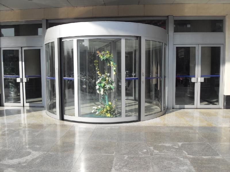 Büyük ticari binalar için iki kanatlı otomatik dönen kapı